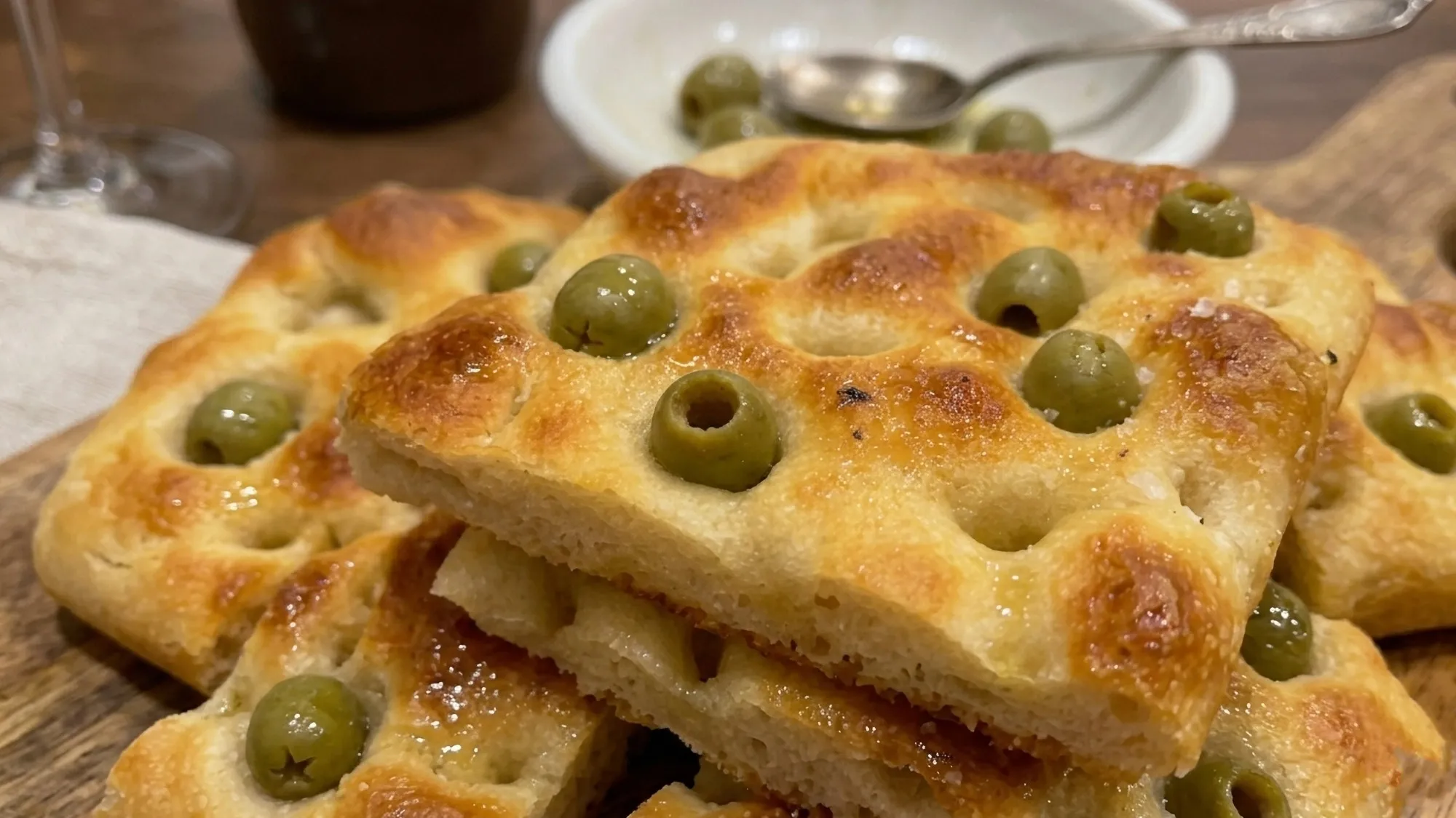 Focaccia Genovese con Olive: Ricetta Tradizionale