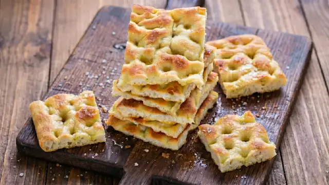 La Vera Focaccia Genovese: Ricetta e Segreti