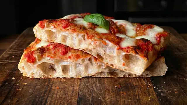 Pizza in Teglia Alta Idratazione: La Guida Definitiva