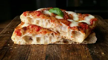 Pizza in Teglia Alta Idratazione: La Guida Definitiva